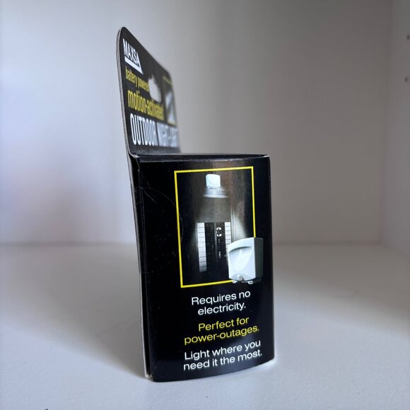 Maxsa Innovations Motion Activated Outdoor Night Light Battery Operated 40341 - Picture 5 of 6